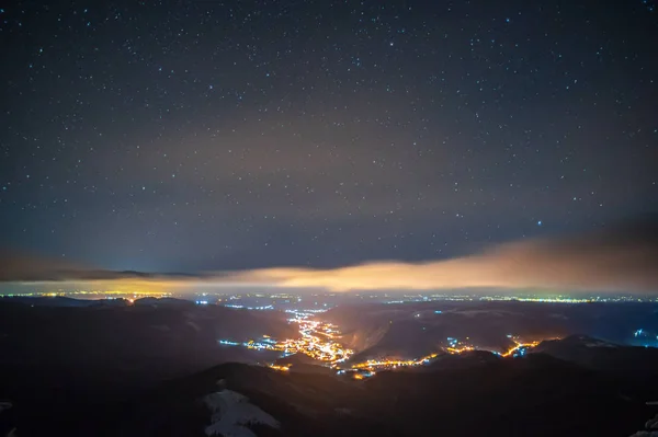 Nocne miasto we mgle w górach jesienią — Zdjęcie stockowe