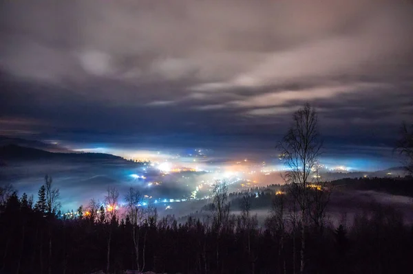 夜城在秋雾中的群山中 — 图库照片