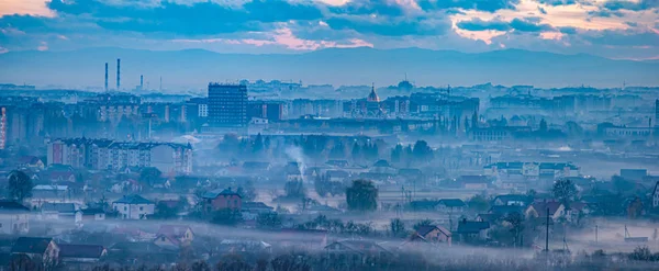 Панорама вечера украинский город в тумане — стоковое фото
