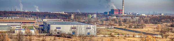 Панорама индустриальной зоны осенью — стоковое фото