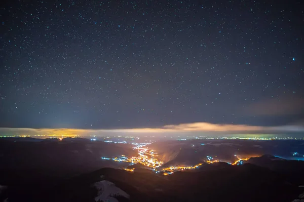 Nachtstad in de mist in de bergen in de herfst — Stockfoto