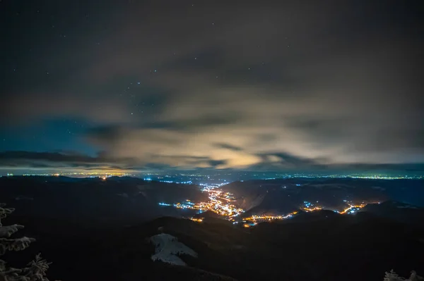 Città di notte nella nebbia in montagna in autunno — Foto Stock