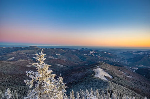 Salida del sol en una mañana helada de invierno en las montañas de invierno —  Fotos de Stock