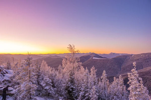 Salida del sol en una mañana helada de invierno en las montañas de invierno —  Fotos de Stock