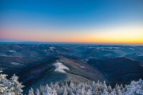 冬の山で霜の多い冬の朝の日の出 — ストック写真