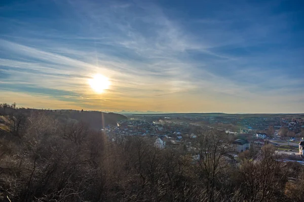 Coucher de soleil sur une petite ville européenne en automne — Photo