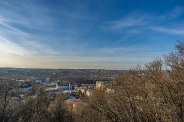 Sonbaharda küçük bir Ukrayna şehrinin manzarası