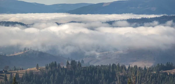 Pueblo en las montañas en el día de otoño brumoso — Foto de Stock