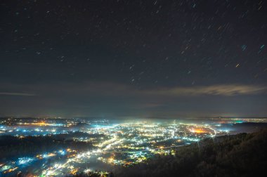 Ukrayna 'nın sisli şehri gecenin görünümü