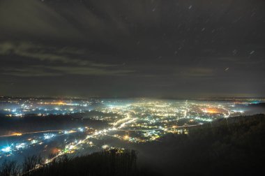 Ukrayna 'nın sisli şehri gecenin görünümü
