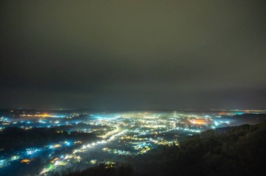 Ukrayna 'nın sisli şehri gecenin görünümü