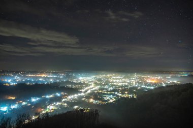 Ukrayna 'nın sisli şehri gecenin görünümü