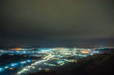 Ukrayna 'nın sisli şehri gecenin görünümü