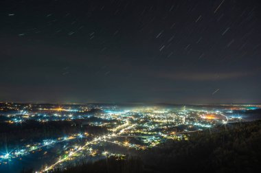 Ukrayna 'nın sisli şehri gecenin görünümü