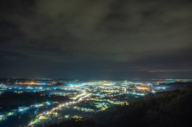 Ukrayna 'nın sisli şehri gecenin görünümü