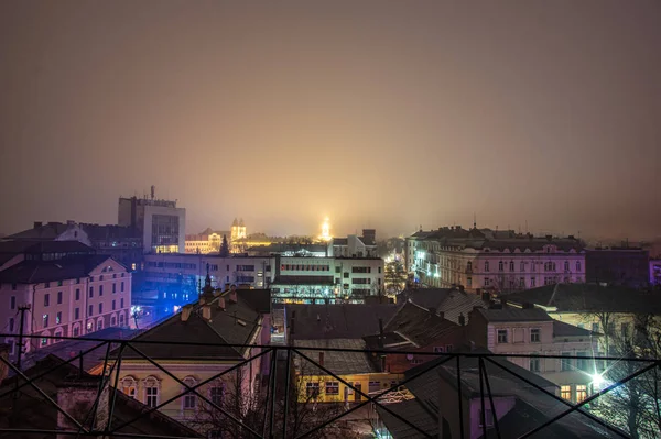 Vista della notte città ucraina nella nebbia — Foto Stock