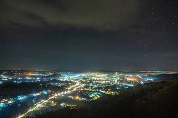 Vista della notte città ucraina nella nebbia — Foto Stock