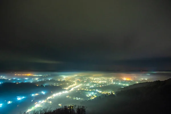 Uitzicht op de nacht Oekraïense stad in de mist — Stockfoto