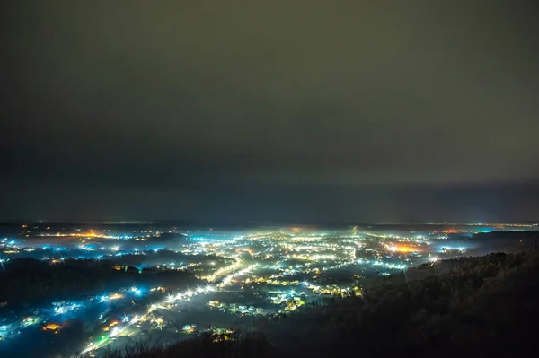 Uitzicht op de nacht Oekraïense stad in de mist — Stockfoto