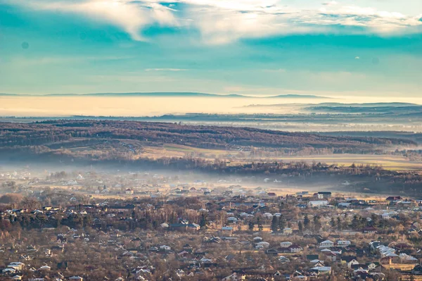 Morgenstadt im Nebel — Stockfoto