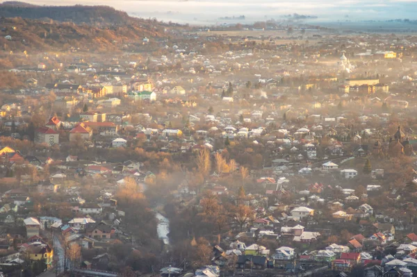 Утренний город в тумане — стоковое фото