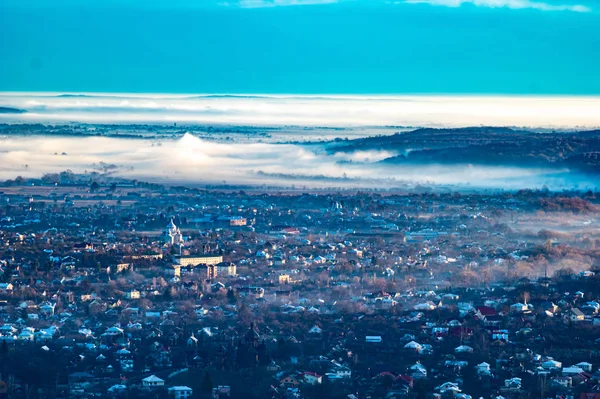 Mattina città nella nebbia — Foto Stock
