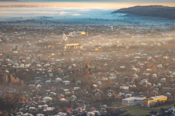 Утренний город в тумане — стоковое фото