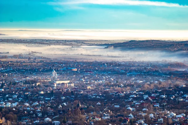 Ciudad de la mañana en la niebla — Foto de Stock