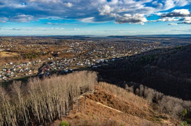 Sonbaharda Karpatlar 'da ağaçlı tepeler