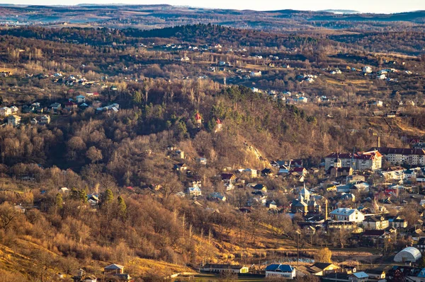 Une petite ville dans les Carpates — Photo