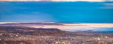 Mavi gökyüzündeki bulutlar Karpat şehrinin üzerinde