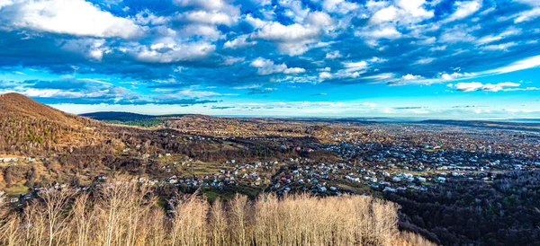 Wolken am blauen Himmel über der Karpatenstadt — Stockfoto