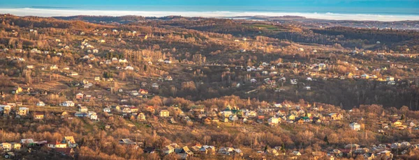 Panorama de uma pequena cidade nos Cárpatos — Fotografia de Stock