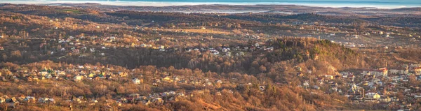 Panorama de una pequeña ciudad en los Cárpatos — Foto de Stock