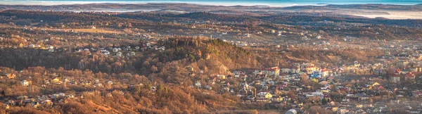 Panorama de uma pequena cidade nos Cárpatos — Fotografia de Stock