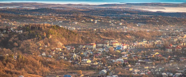 喀尔巴阡山脉一个小镇的全景 — 图库照片