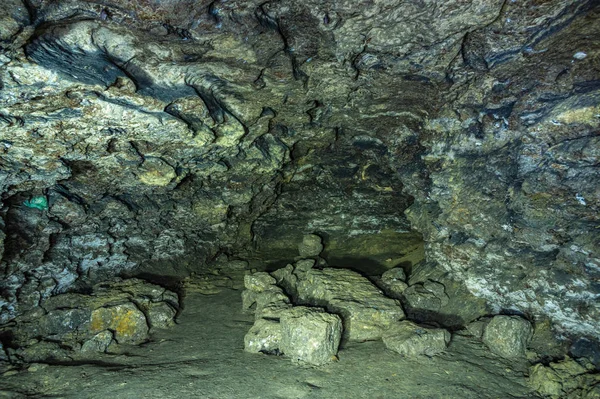 Galerie dans la grotte karstique — Photo