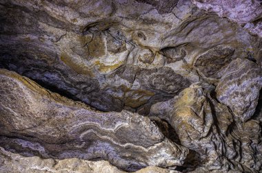 Karst mağarasında alçıtaşı kristali