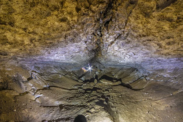 Karst mağarasında Galeri — Stok fotoğraf