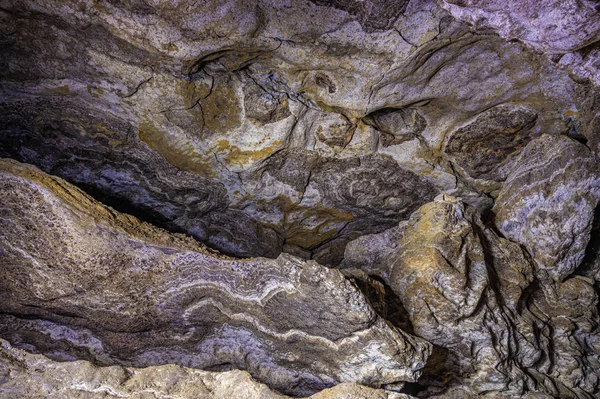 Cristallo di gesso in una grotta carsica — Foto Stock