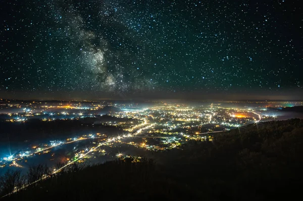 Hvězdná obloha nad nočním městem — Stock fotografie