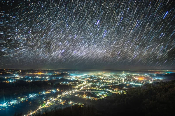 Céu estrelado sobre a cidade noturna — Fotografia de Stock