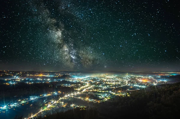 Зоряне небо над нічним містом — стокове фото