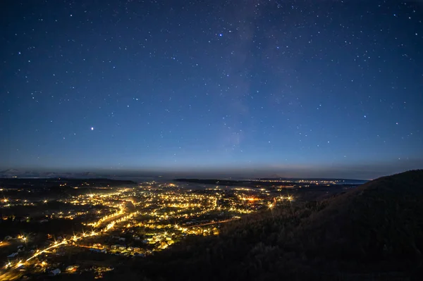 Hvězdná obloha nad nočním městem — Stock fotografie