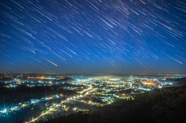 Cielo stellato sulla città di notte — Foto Stock