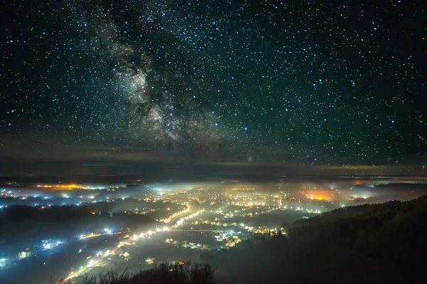 Cielo stellato sopra la città di notte nella nebbia — Foto Stock