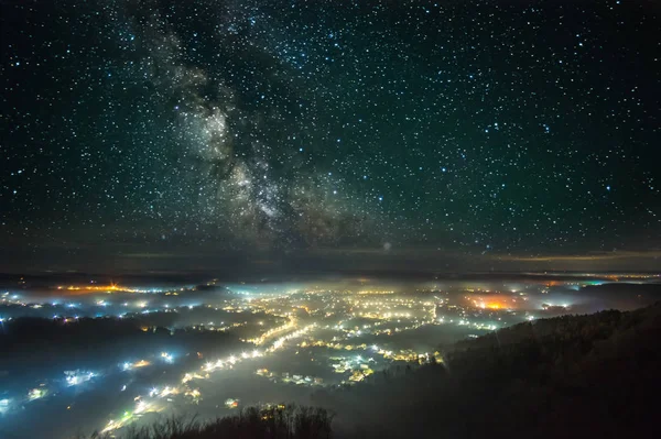Cielo stellato sulla città di notte — Foto Stock