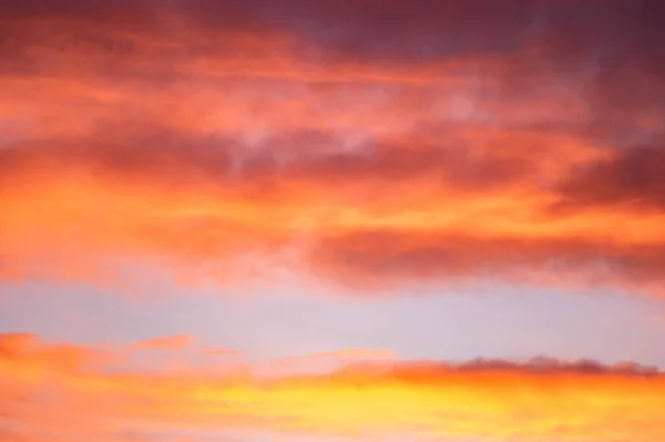 Κόκκινα και κίτρινα σύννεφα στον ουρανό ηλιοβασιλέματος — Φωτογραφία Αρχείου