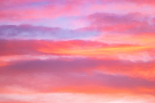 日没の空の赤と黄色の雲 — ストック写真