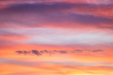 Günbatımında kırmızı ve sarı bulutlar